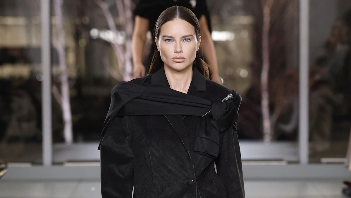 Ξέρατε ότι το παλτό σας δεν χρειάζεται να ταιριάζει με το outfit σας;