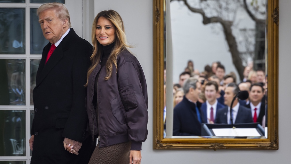Όσο ο Τραμπ υπόσχεται ειρήνη, η Μελάνια επενδύει στο bomber jacket και γράφει ιστορία