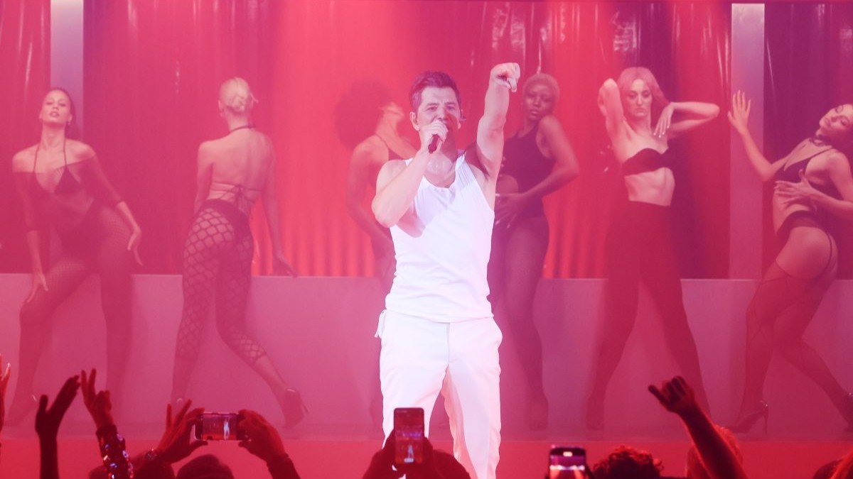 Το ατύχημα του Σάκη Ρουβά στη σκηνή που «πάγωσε» τους θαμώνες