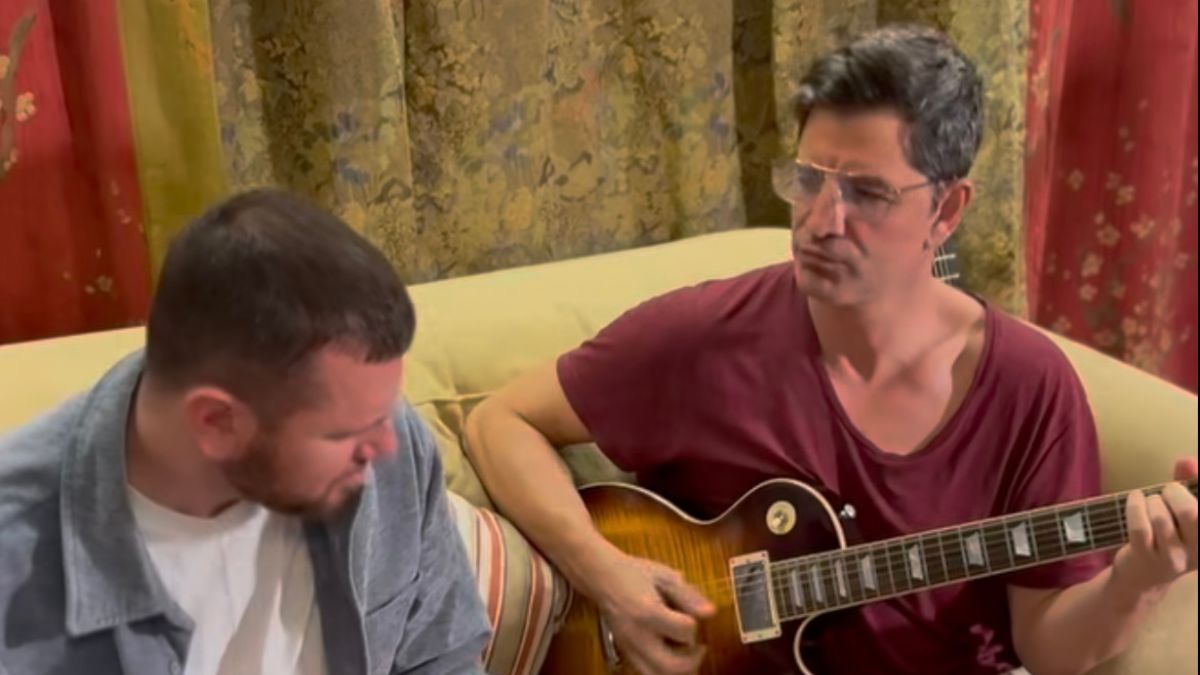 Σάκης Ρουβάς: Eρμηνεύει το νέο του τραγούδι στον καναπέ του