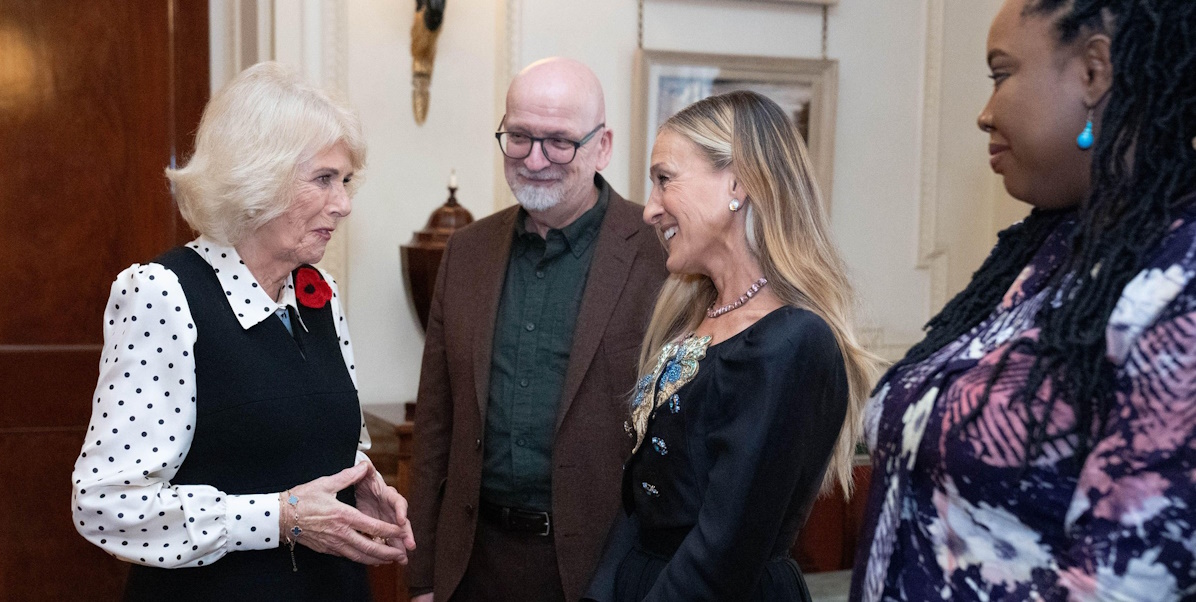 Σάρα Τζέσικα Πάρκερ: Εντυπωσιακή εμφάνιση δίπλα στην βασίλισσα Καμίλα