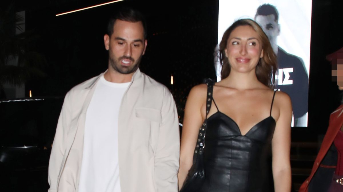 Άρης Σοϊλέδης – Μαριλίνα Κυπαρίσση: Τα τρυφερά φιλιά σε βραδινή τους έξοδο