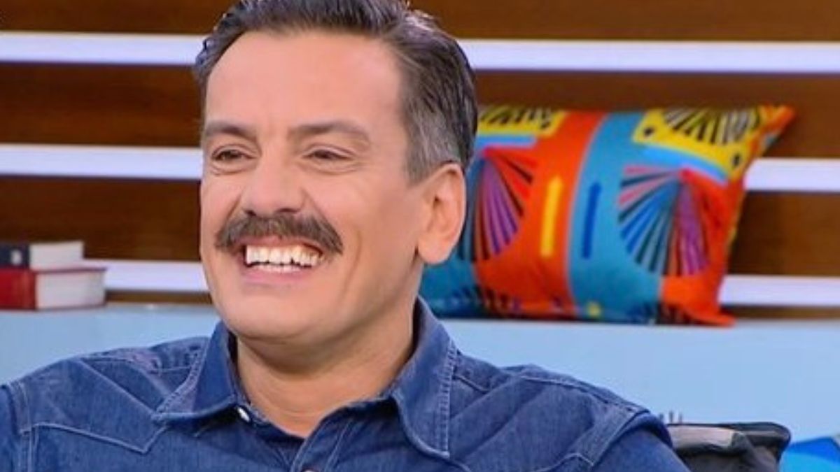 Θάνος Κιούσης: «Ένας παρουσιαστής για μένα πρέπει να έχει πολλά όπλα στην φαρέτρα του – Με βλέπω συχνά, θέλω δουλειά»