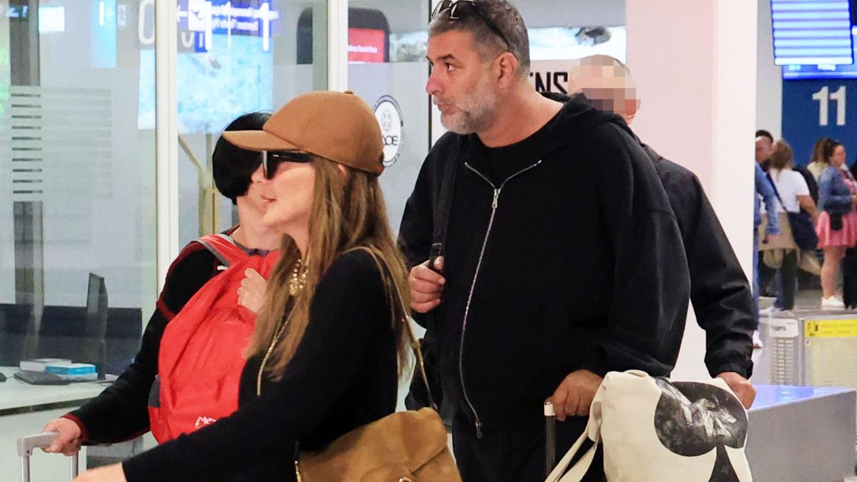 H άφιξη της Δέσποινας Βανδή και του Βασίλη Μπισμπίκη στο αεροδρόμιο μετά το ρομαντικό ταξίδι στην Ιταλία