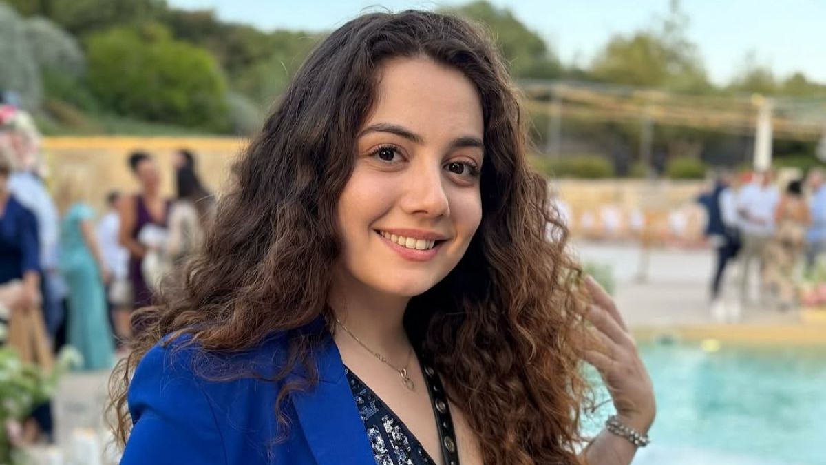 Στέφανη Χαραλάμπους: Το λάθος δημοσίευμα που «θέλει» νεκρή την ηθοποιό της «Γης της Ελιάς» και η αντίδρασή της