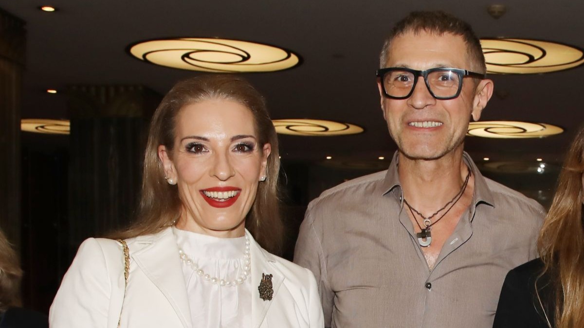 Αθηνά Μαξίμου: Total white εμφάνιση με τον Αιμίλιο Χειλάκη στο πλευρό της