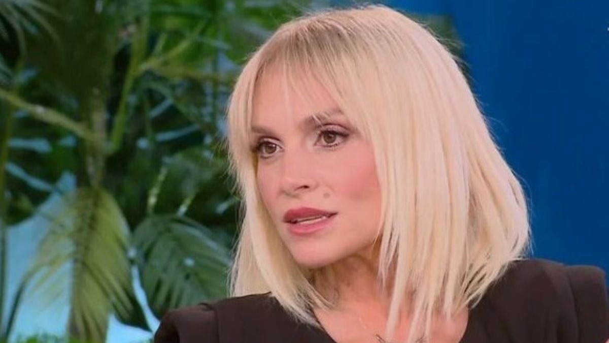 Ελεωνόρα Ζουγανέλη: «Κατά περιόδους κάνω ψυχανάλυση, είναι μια διαδικασία που έρχεται συχνά στη ζωή μου»