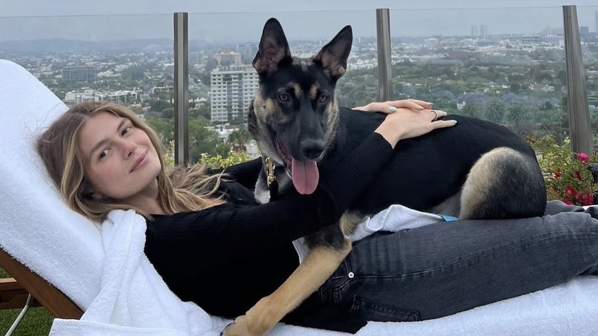Αμαλία Κωστοπούλου: Christmas αγκαλιές με τον σκυλάκο Jaxi