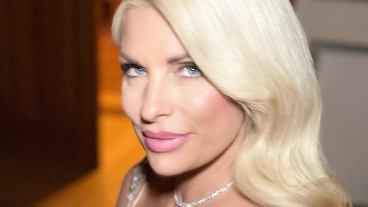 Η Ελένη Μενεγάκη  είναι το παντοτινό λαμπερό χριστουγεννιάτικο στολίδι