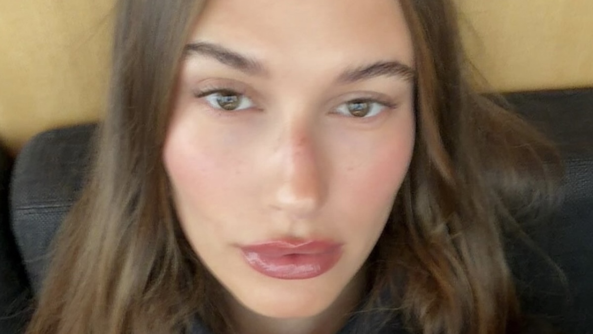 Χέιλι Μπίμπερ: Christmas outfits και ιδέες για festive look