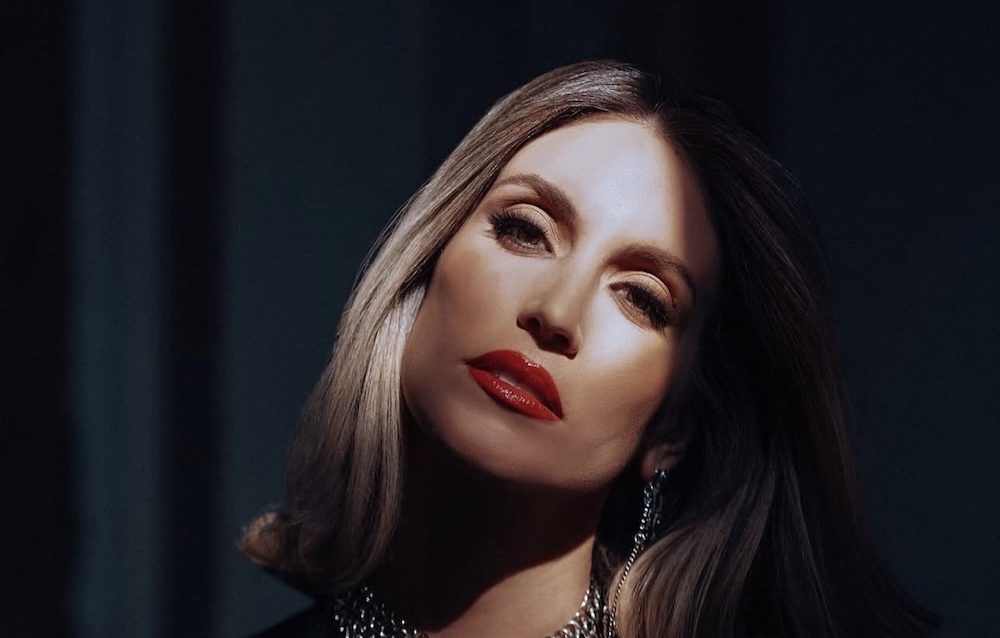 Αθηνά Οικονομάκου: Αγκαλιά με τα παιδιά της σε μια χριστουγεννιάτικη φωτογραφία