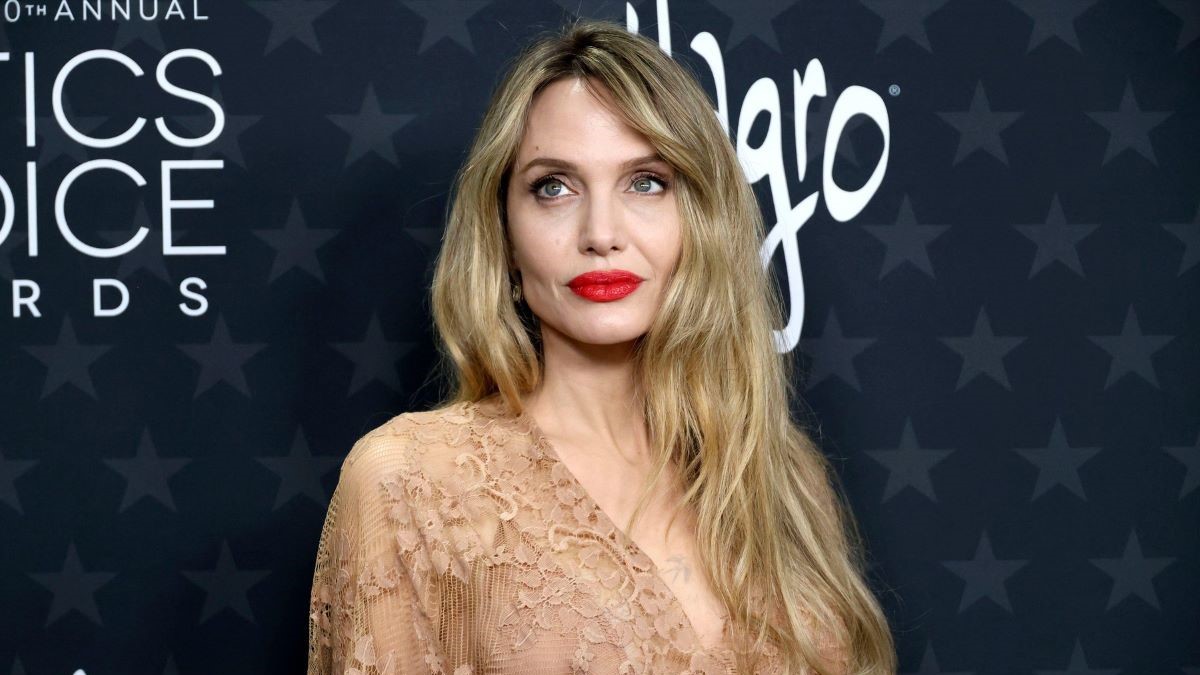 Αντζελίνα Τζολί: Αποκαλύπτει τις ουλές της μαστεκτομής – «H ζωή είναι πιο δυνατή. Το κουράγιο μοιράζεται»