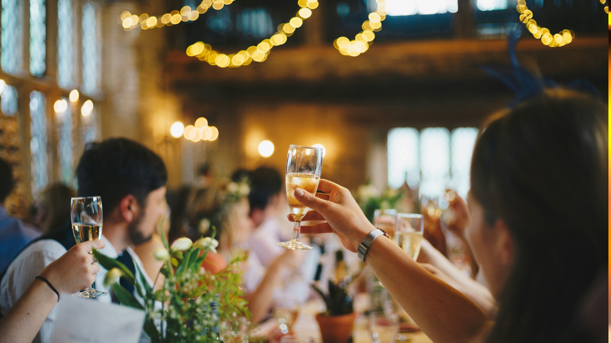 5 ζώδια που θα το ρίξουν έξω φέτος τα Χριστούγεννα