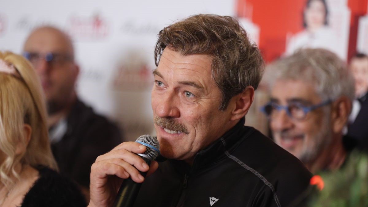 Γιάννης Στάνκογλου: Δείτε τον να στολίζει το χριστουγεννιάτικο δέντρο μαζί με τα παιδιά του