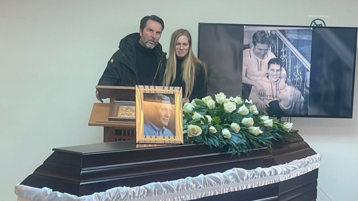 Το τελευταίο αντίο στον Αλμπέρτο Εσκενάζυ – Συγκίνηση στον αποχαιρετισμό του αγαπημένου ηθοποιού