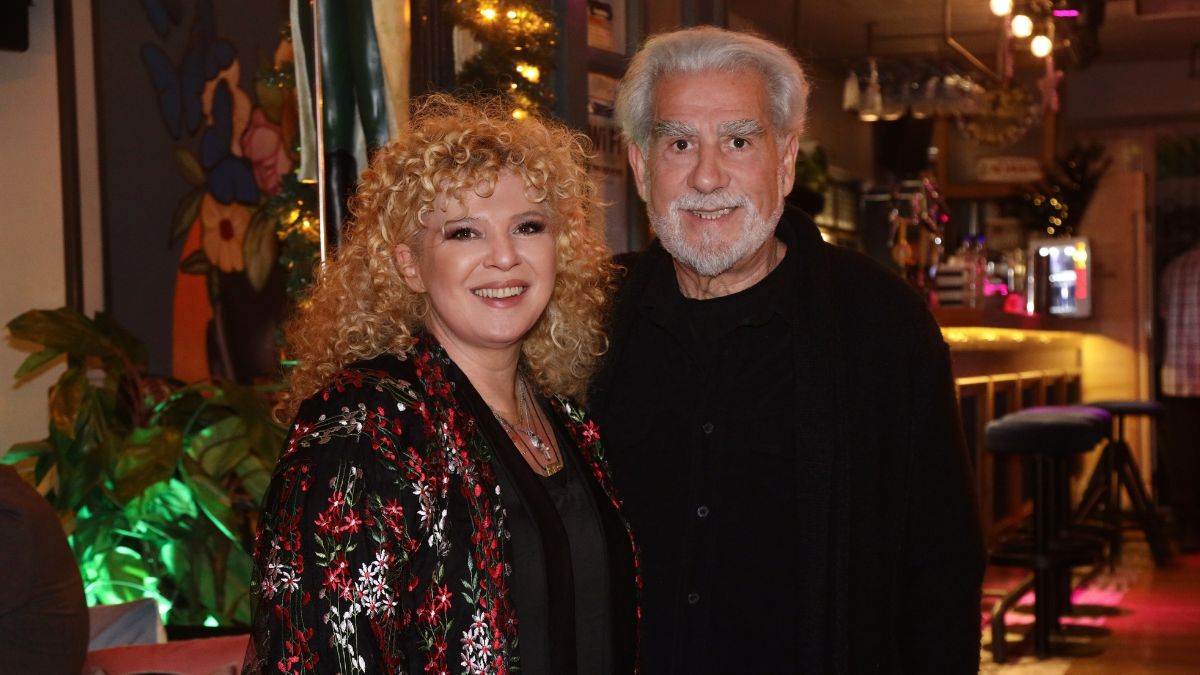 Αθηνά Καμπάκογλου: Έκλεισε τα 56 και πραγματοποίησε σπάνια δημόσια εμφάνιση με τον σύζυγο της ηθοποιό Χάρη Εμμανουήλ