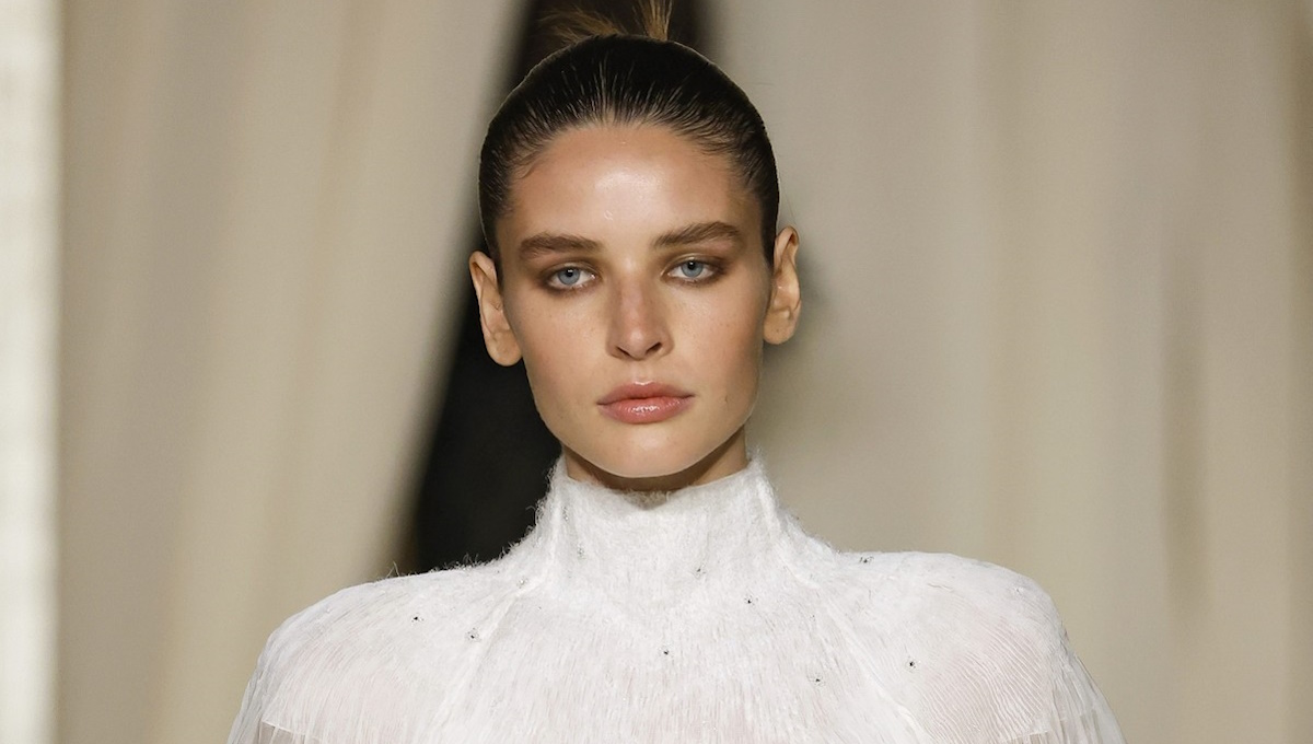 Η γιορτινή ρουτίνα για λαμπερή επιδερμίδα: 7 βήματα που αξίζει να ακολουθήσετε φέτος