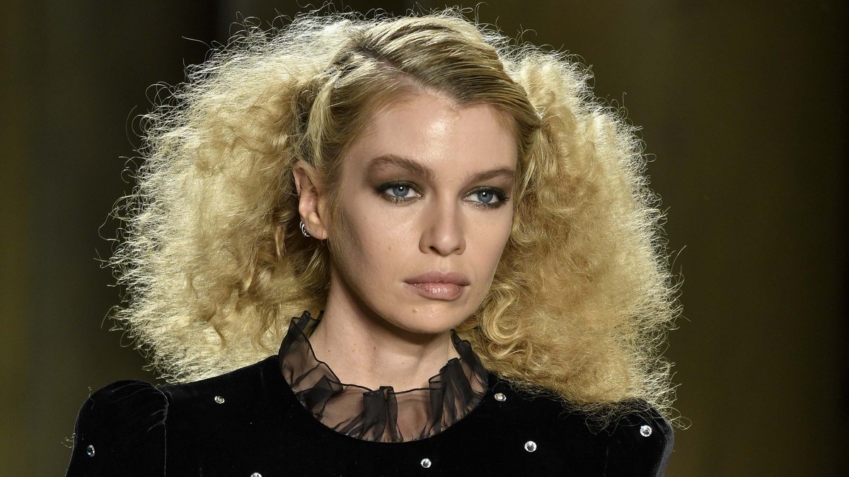 Velvet dreams: Πώς θα φορέσετε φέτος το πιο πολυτελές υλικό της σεζόν