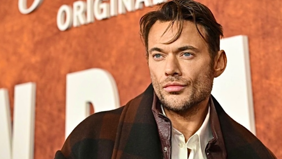 Δημήτρης Γιαννέτος: στο κόκκινο χαλί με Saint Laurent μπότες αξίας 3.900€ που τον έκαναν viral