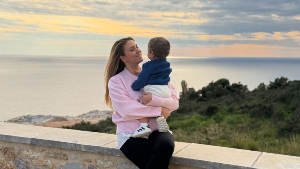 Η Φωτεινή Πετρογιάννη απολαμβάνει το μαγευτικό τοπίο της Μάνης με τον γιο της