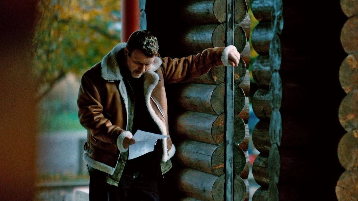 Ο Γιάννης Πλούταρχος παρουσιάζει το κινηματογραφικής αισθητικής video clip του «Δε Γίνεται»