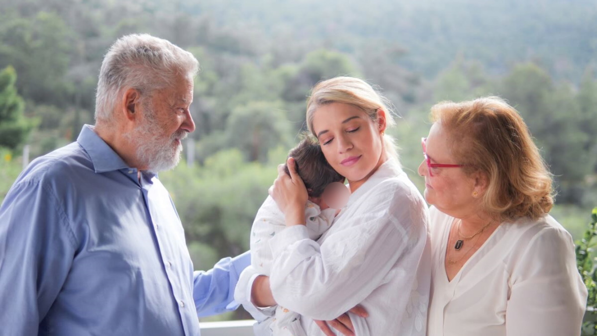 Τζένη Θεωνά: Τρυφερές στιγμές με τους γονείς της και το μωρό της που έγινε δύο μηνών