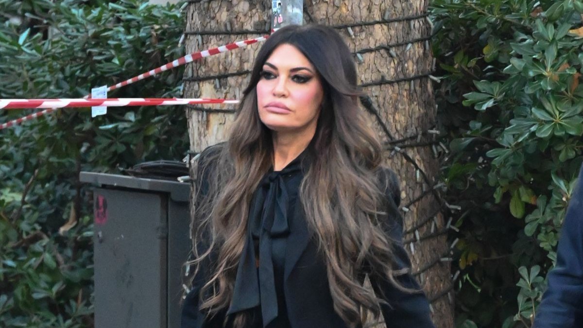 Κίμπερλι Γκίλφοϊλ: Κομψή βόλτα στο κέντρο της Αθήνας με μαύρη Birkin!