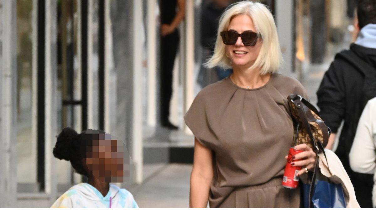 Χριστίνα Κοντοβά: Χαλαρή βόλτα με την κόρη της, Έιντα, στη χριστουγεννιάτικη Αθήνα