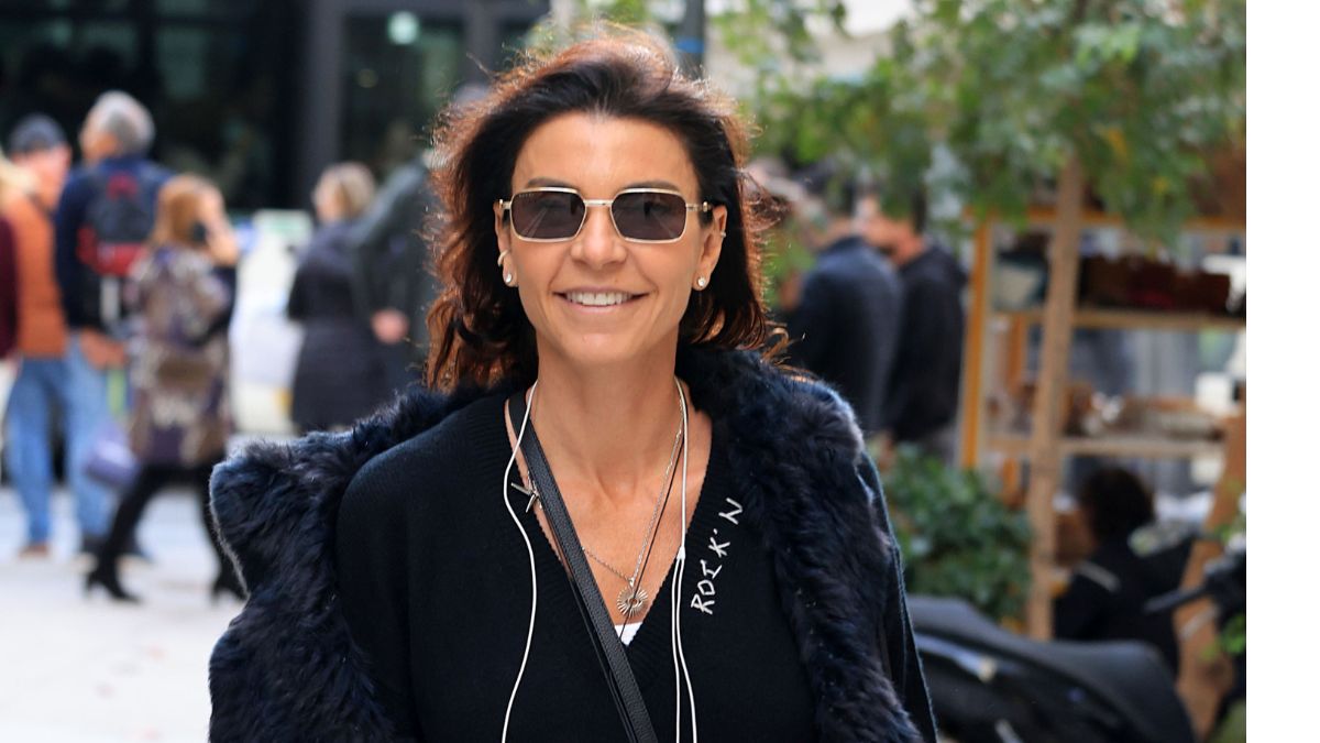 Μαρίνα Βερνίκου: Ποζάρει με casual chic εμφάνιση σε δρόμο της Αθήνας