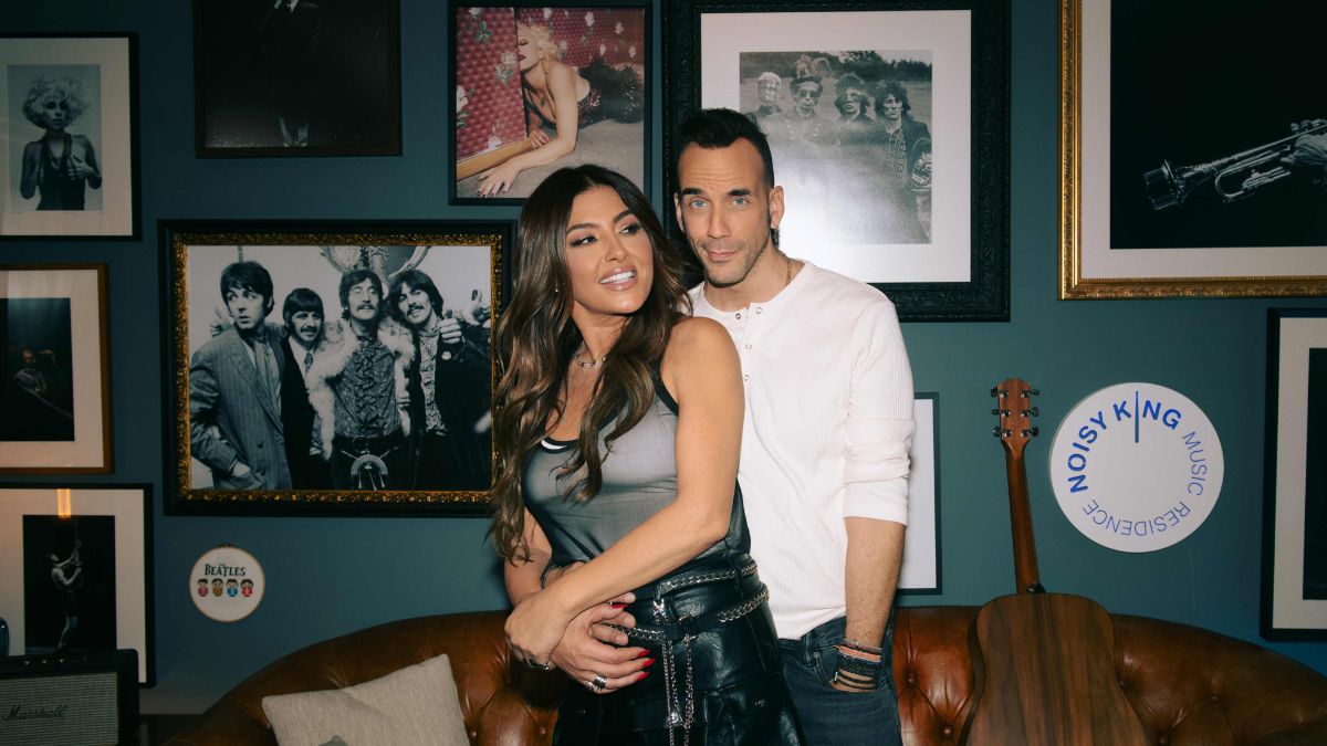 Έλενα Παπαρίζου – Πάνος Μουζουράκης: Η συνεργασία τους σε ένα ρομαντικό ντουέτο που συναρπάζει