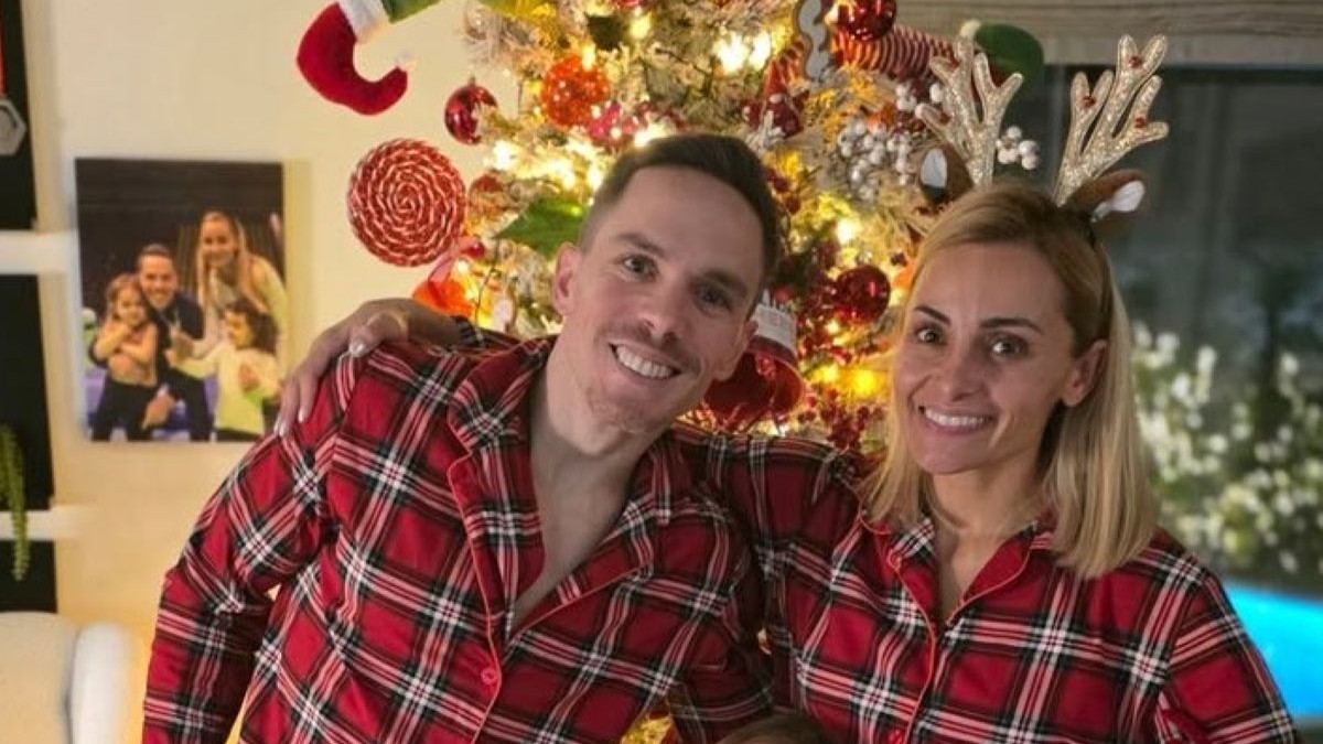 Λευτέρης Πετρούνιας – Βασιλική Μιλλούση: Οικογενειακά Χριστούγεννα με ασορτί πιτζάμες και το ζεστό μήνυμα δίπλα στο δέντρο