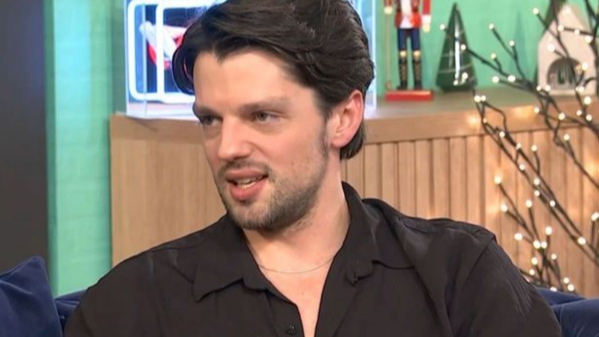 Αλέξανδρος Πιεχόβιακ για το φιλί ανδρών στη τηλεόραση: «Μου φαίνεται τρομερά στενάχωρο να το συζητάμε ακόμα»