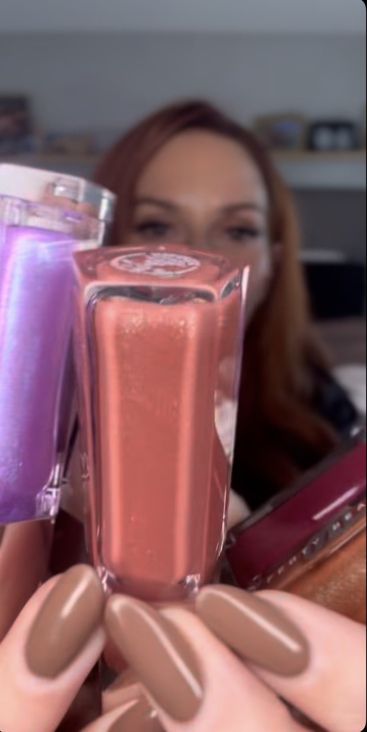 Η Σίσσυ Χρηστίδου με lip gloss 