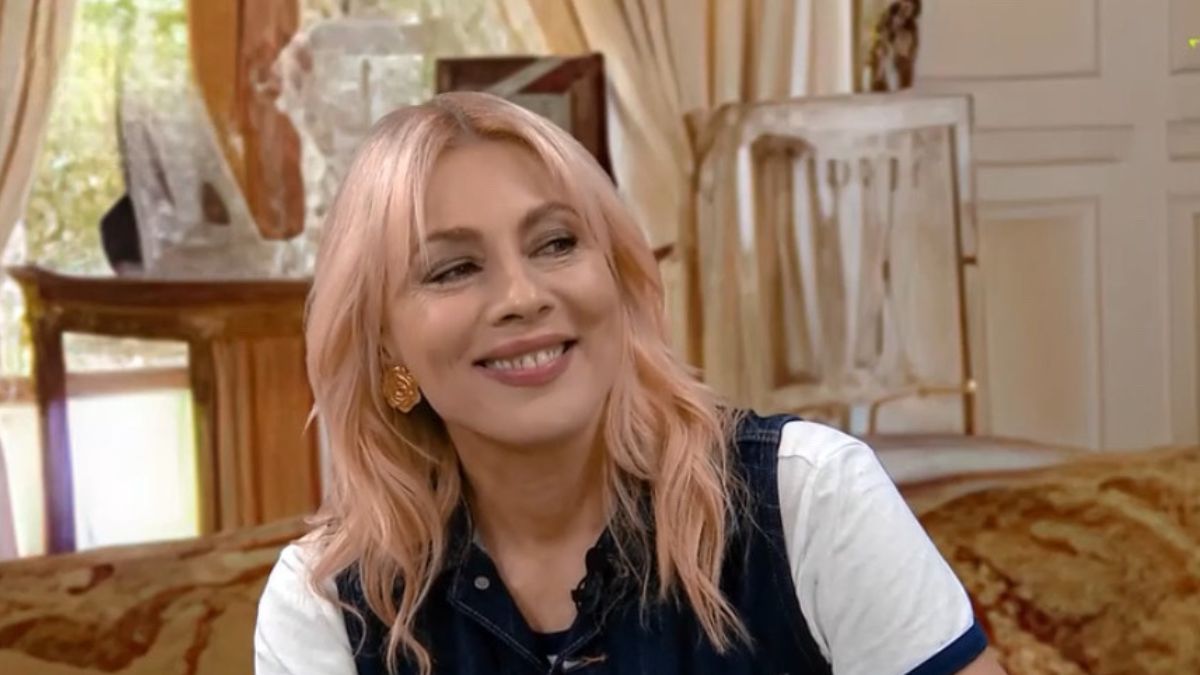 Σμαράγδα Καρύδη για το αποψινό reunion του Πάρα Πέντε: «Είναι ένα εορταστικό show όπου έχουμε κάνει πολλές συνεντεύξεις, πολλά backstage»