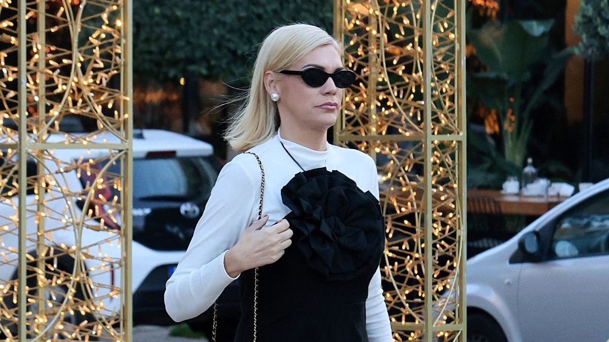 Σάσα Σταμάτη: Βόλτα στη Γλυφάδα με φόρεμα των 18 ευρώ και τσάντα Chanel