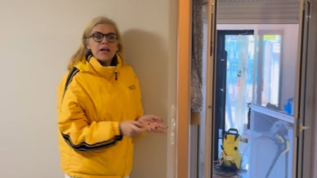 Σάσα Σταμάτη: Στη Μάνδρα μετά την κακοκαιρία Byron – «Ένα σπίτι καταστράφηκε, αυτοκίνητα καταστράφηκαν πάλι…»