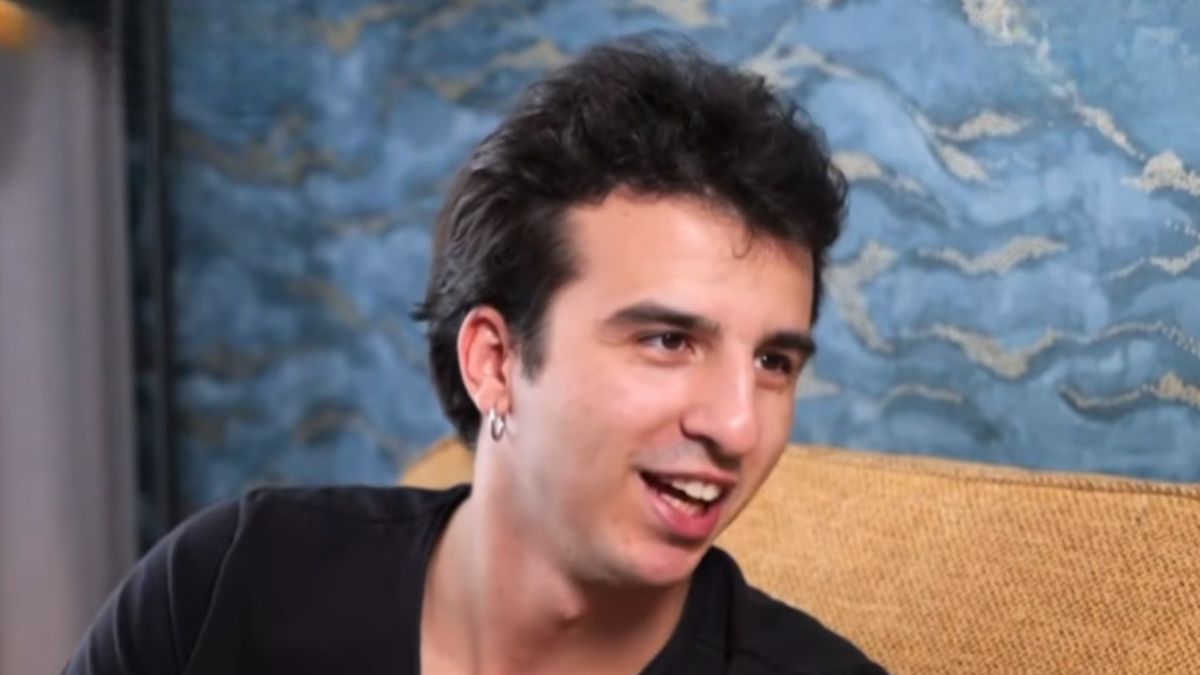 Στέργιος Μικρούτσικος: «Ο πατέρας μου δεν ζούσε όταν αποφάσισα να γίνω ηθοποιός» – Η πρώτη τηλεοπτική συνέντευξη του γιου του Θάνου Μικρούτσικου