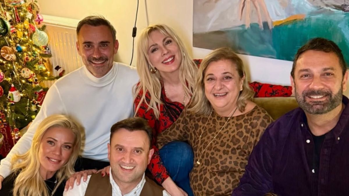 Στο Πάρα Πέντε – 20 χρόνια μετά: Η φωτογραφία των συντελεστών λίγα λεπτά πριν τη μεγάλη επιστροφή