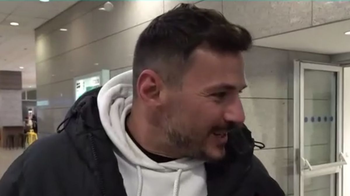 Κώστας Τσουρός: Η αντίδρασή του όταν τον πέτυχαν στο αεροδρόμιο: «Είστε καλά; Τώρα θα κυνηγάτε εμένα στο αεροδρόμιο;»