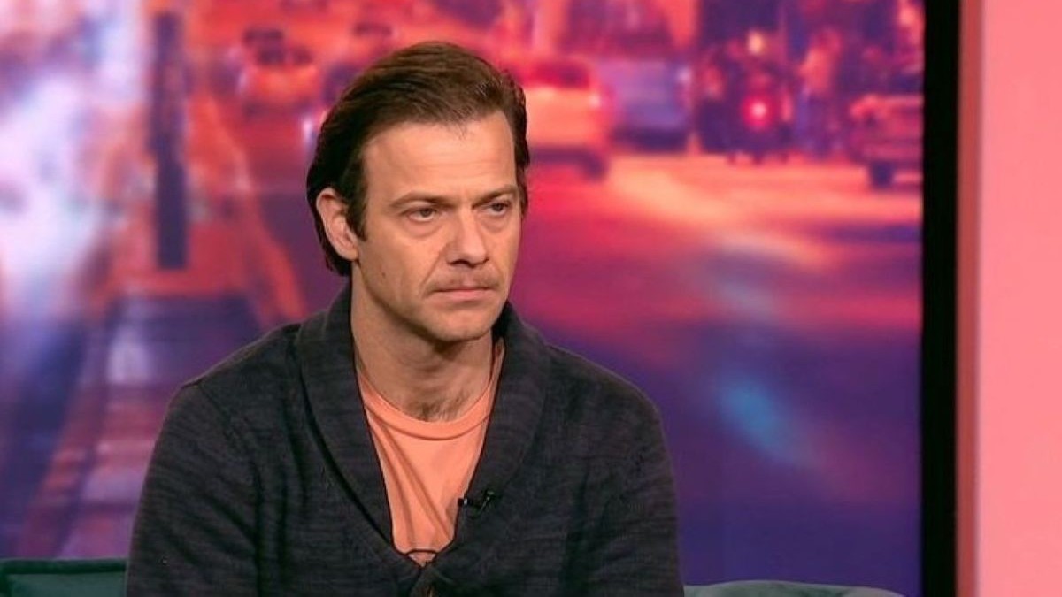 Ορέστης Τζιόβας: «Οι άνθρωποι στα φώτα προσπαθούν να μην δείχνουν εύθραυστοι. Κάνει κακό και στην υπόλοιπη κοινωνία»