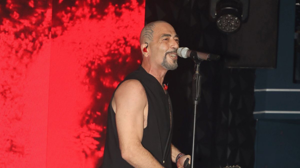 Βαλάντης: Σάλος με βίντεο όπου φτύνει τους μουσικούς του – Η τηλεοπτική συγγνώμη του τραγουδιστή