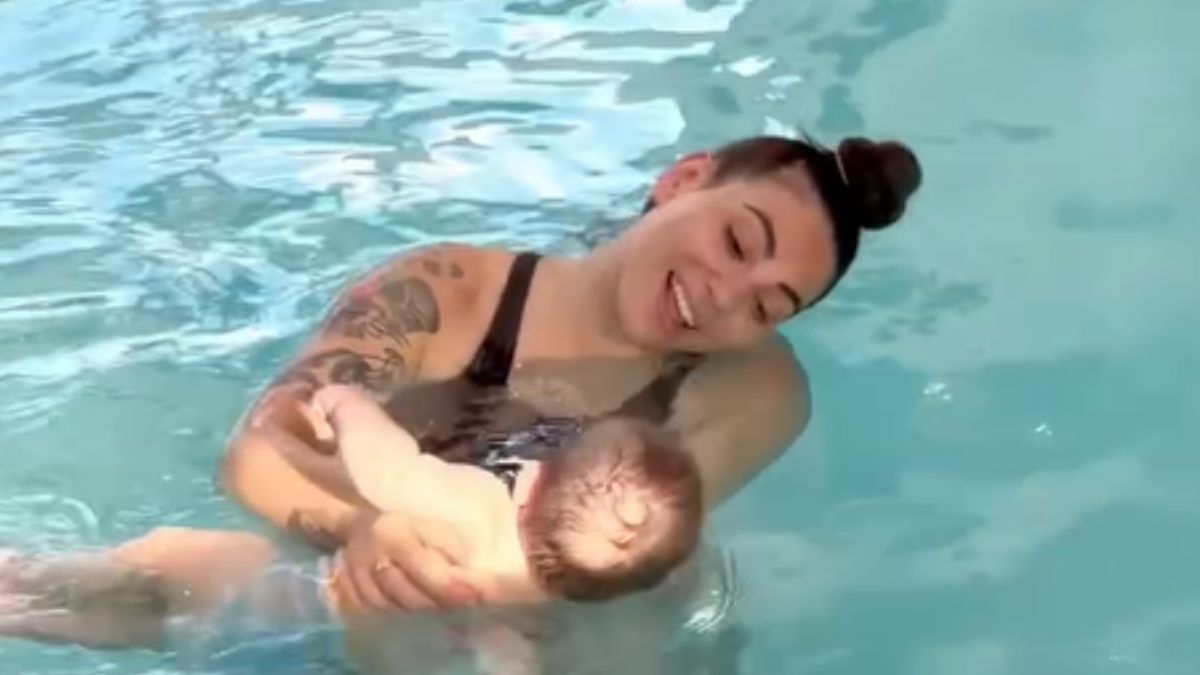 Ευρυδίκη Βαλαβάνη: Το τρυφερό βίντεο με τον γιο της στη πισίνα: «Μικρέ μου»