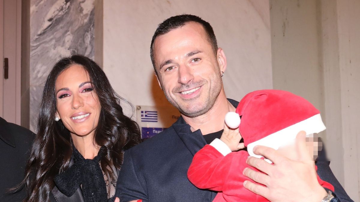 Ανθή Βούλγαρη: Σπάνια οικογενειακή εμφάνιση στη φωταγώγηση του χριστουγεννιάτικου δέντρου στον Πειραιά