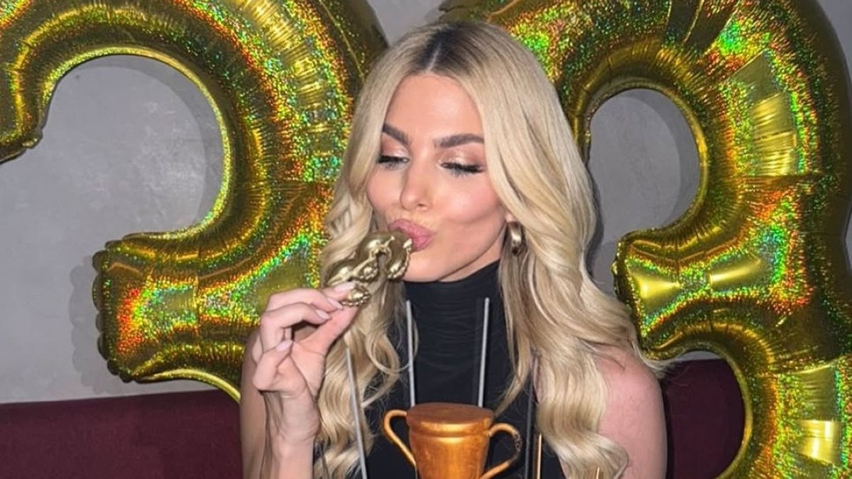 Βάλια Χατζηθεοδώρου: Γιόρτασε τα 34α γενέθλιά της με ένα εντυπωσιακό πάρτι και τούρτα «βραβείο εργαζόμενης γυναίκας»