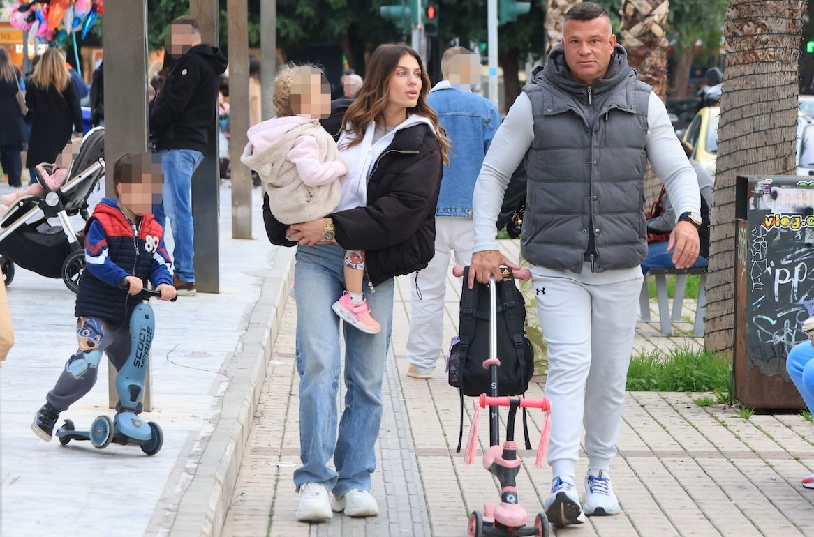 Κώστας Σόμμερ – Βαλεντίνη Παπαδάκη: Βόλτα με τα παιδιά τους