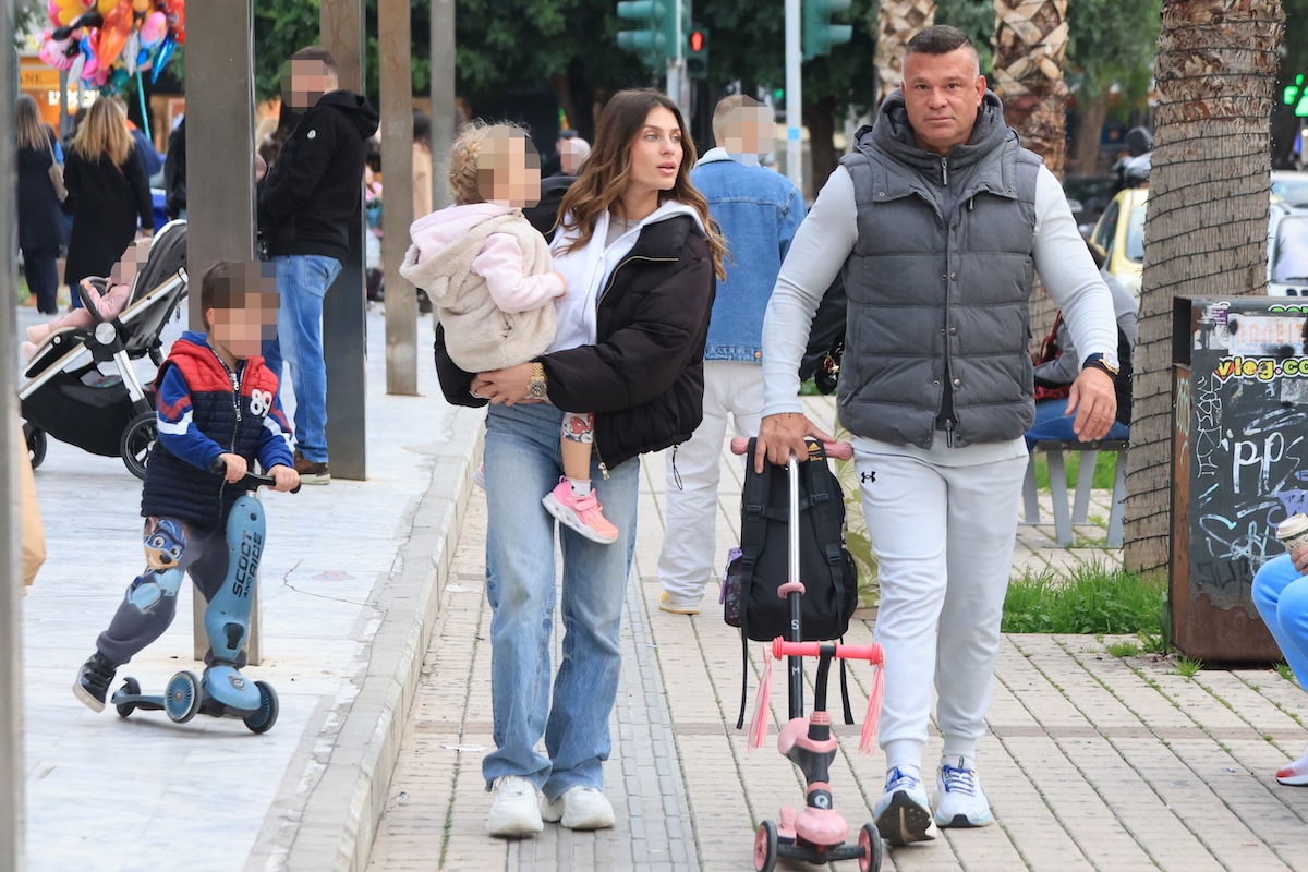 Κώστας Σόμμερ – Βαλεντίνη Παπαδάκη: Βόλτα με τα παιδιά τους