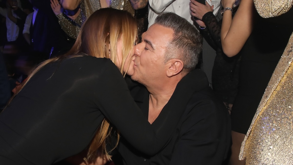 Υβόννη Μπόσνιακ – Αντώνης Ρέμος: Το θερμό φιλί πάνω στη πίστα – Διασκέδασαν στο ΝΟΧ με τη Μαρία Μπεκατώρου