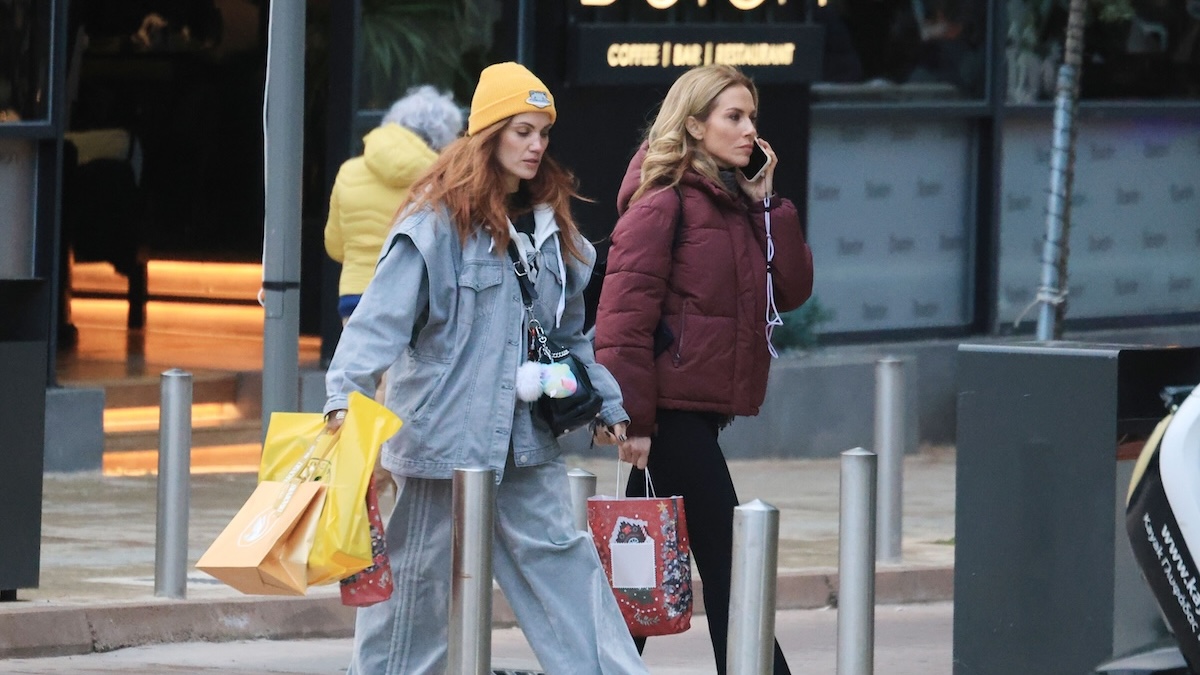 Μαίρη Συνατσάκη – Ντορέττα Παπαδημητρίου: Βόλτα για ψώνια στη Γλυφάδα με casual outfits