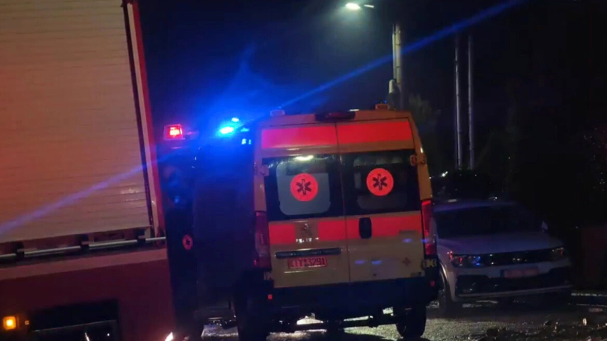 Γυναίκα νεκρή στην Ανω Γλυφάδα, παρασύρθηκε από τα νερά και εγκλωβίστηκε κάτω από αυτοκίνητο