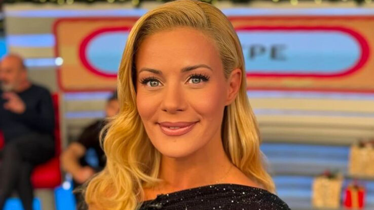 Πίτα, χαμόγελα και Ρουκ Ζουκ: Η Ζέτα Μακρυπούλια έκοψε πίτα και το μοιράστηκε!